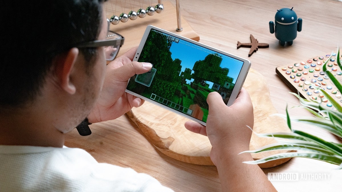Galaxy Tab A7 Lite over the shoulder Minecraft - بهترین تبلت های ارزان اندروید