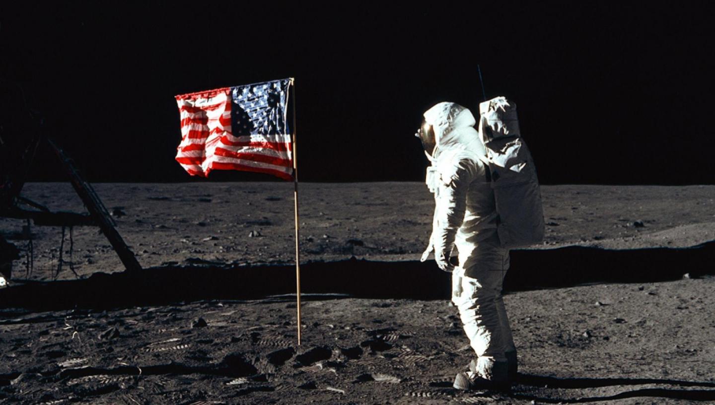 فاضانوردی به همراه پرچم آمریکا نصب شده در ماه
