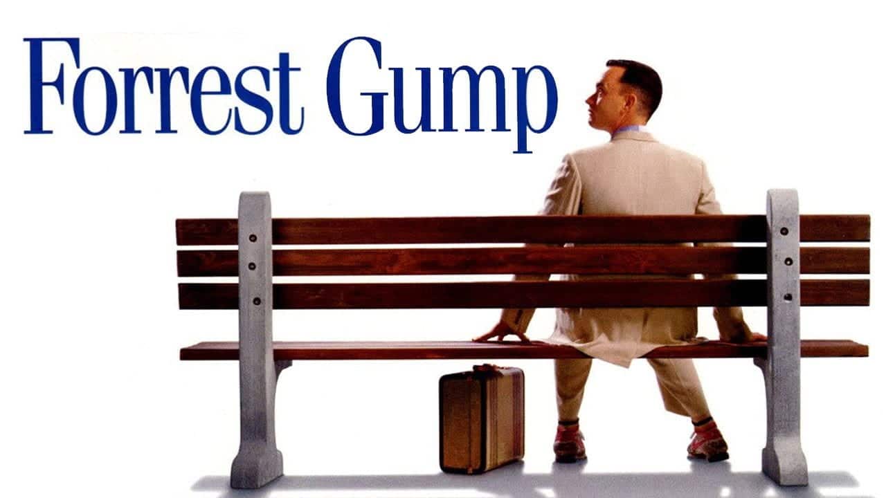 تام هنکس در فیلم Forrest Gump نشسته بر روی نیمکت از نمای پشت
