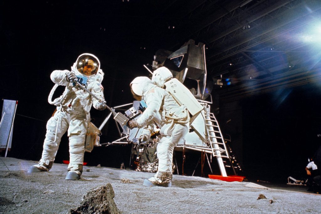 دو فضا نورد در استودیو فیلم برداری با لوکیشن ماه